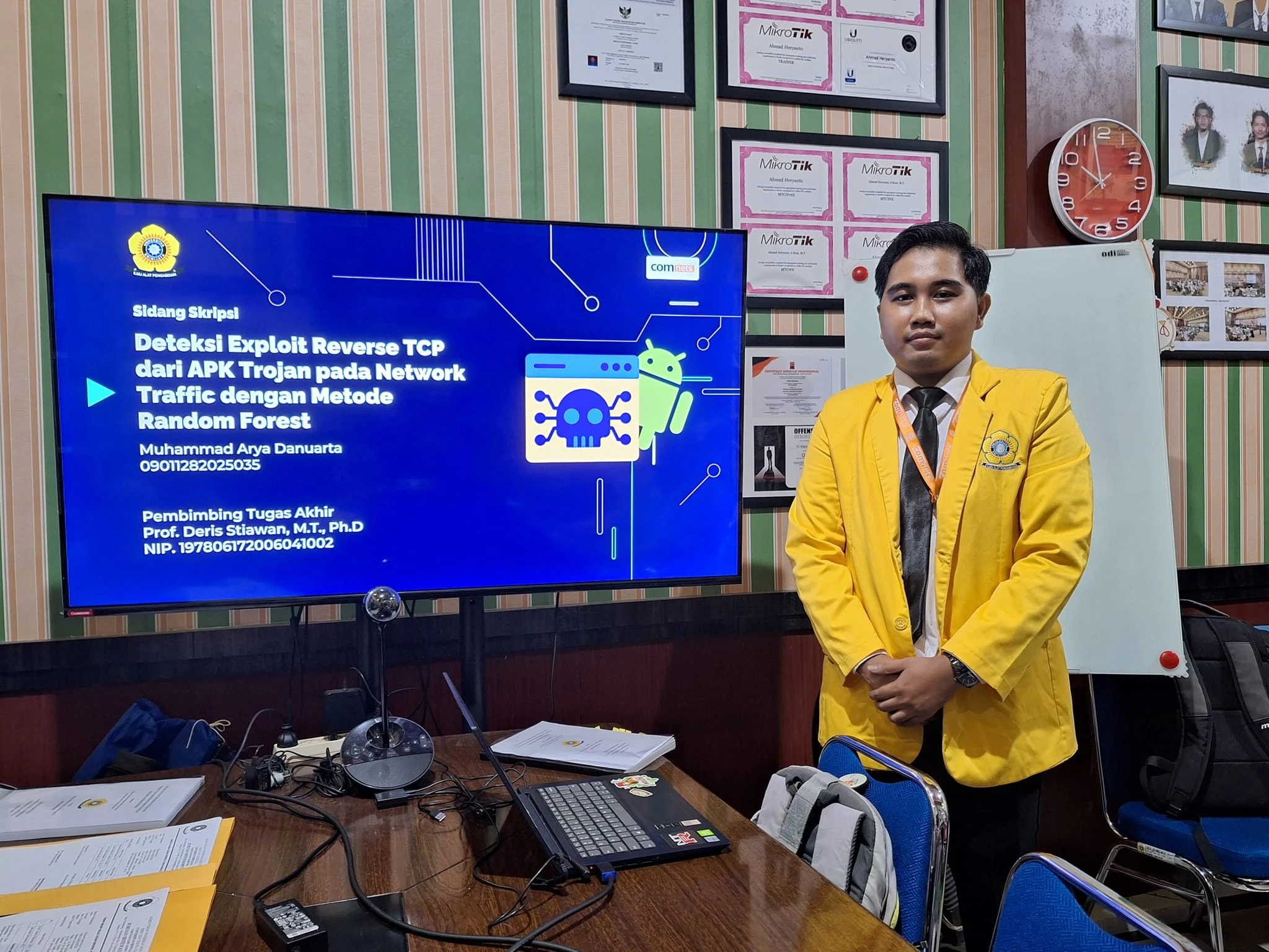 Paparan hasil riset para malware geek pada sidang tugas akhir